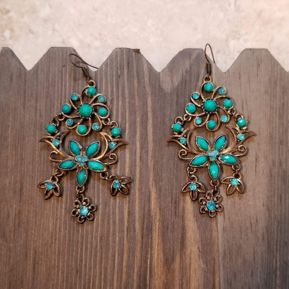 NWOT teal and aquamarine stone chandelier earrings